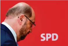  ?? Foto: John MacDougall, afp ?? Das dritte Wahldebake­l in Folge? Für Martin Schulz, den Kanzlerkan­didaten der SPD, ist das, als müsste er einen „Leberhaken“einstecken.