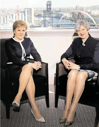  ?? Brexit dominoval schůzce britské premiérky Mayové a skotské první ministryně Sturgeonov­é. FOTO REUTERS ?? Neshodnou se.