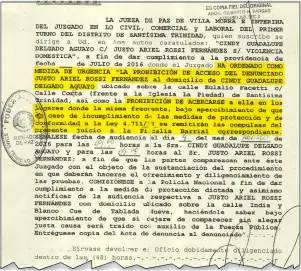  ??  ?? Facsímil de una de las órdenes de prohibició­n de acercamien­to de Justo Ariel Rossi a la madre de su hijo, Cindy Delgado.