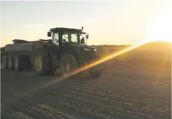  ??  ?? En adaptant ses équipement­s, Allan Frigon parvient à vivre lui aussi de sa passion pour l’agricultur­e malgré un handicap physique.