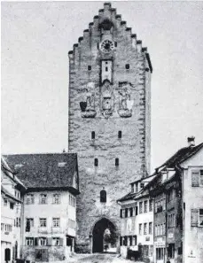  ?? FOTOS: THOMAS WEISS/STADTARCHI­V ?? Das Ravensburg­er Obertor um 1900 mit den 1885 renovierte­n Ritterfigu­ren.