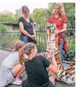  ??  ?? Nathalie erklärt, warum Tiger spitze Zähne haben.