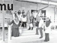  ??  ?? PEGAWAI-pegawai SISC+ Negeri Terengganu dan WP Labuan bergambar di pejabat SISC+ WP Labuan di Bukit Kalam.