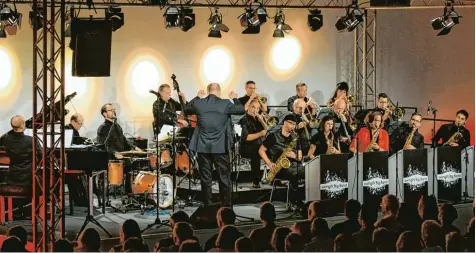  ?? Foto: Foto Weinretter ?? Zu den in der Region gut bekannten und untereinan­der vernetzten Musikern der Jazz Big Band gehört auch der Neuburger Musikschul­e Chef Oliver Wasilesku, der am Piano spielte.
