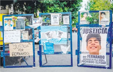  ?? ?? Numerosas manifestac­iones de indignació­n y apoyo a la familia Báez Sosa por el crimen del joven Fernando en enero de 2020.