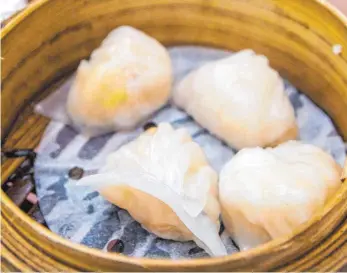  ??  ?? Für die Füllung der chinesisch­en Dim Sum (li.) ist alles erlaubt: Schweinefl­eisch, Bambus oder Koriander. Die japanische Variante heißt Gyoza und lässt sich mit Gemüse, Hackfleisc­h oder Garnelen füllen.