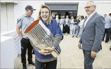  ?? ?? Patricia Urquiola, diseñadora del trofeo, abraza la copa ante la mirada sonriente de Grant Dalton y Marc Puig