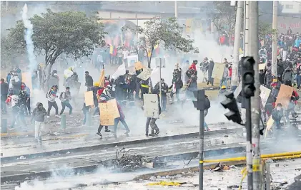  ?? REUTERS ?? Choques. Uno de los enfrentami­entos entre manifestan­tes y policías en ciertos barrios de la capital.
