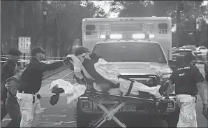  ?? MARK LENNIHAN/AP PHOTO ?? DIRAWAT: Petugas medis mengangkut korban luka teror truk di New York (31/10).