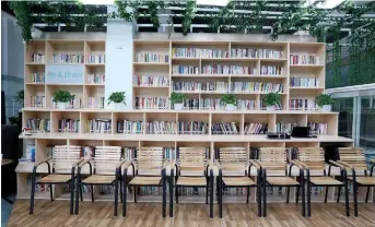  ??  ?? Some of the first batch of 2,000 books have been put on the bookshelve­s at the Hangzhou Electric Informatio­n Vocational School.