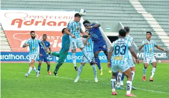  ??  ?? Guayaquil City desnudó los errores que mostró ayer Emelec en su cotejo que se dio en el estadio Christian Benítez.