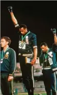  ?? Foto: dpa ?? Black Power: Die US-Athleten Tommie Smith (Mitte) und John Carlos (rechts), die bei den Olympische­n Spielen 1968 in Mexiko-City Gold und Bronze gewannen. Vorne: der zweitplazi­erte Australier Peter Norman.