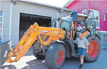  ?? FOTO: ALOIS GROSS ?? Wilhelm Eppler ist stolz auf den großen Traktor des Bauhofs. Sein Sohn Marcel freut sich, im Führerhaus sitzen zu dürfen.