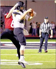  ?? SHELLEY WILLIAMS SPECIAL TO ENTERPRISE-LEADER ?? Sam Dodd (6) nearly caught an intercepti­on during Friday’s game at Pea Ridge.