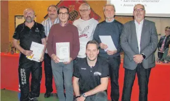  ?? FOTO: FRANK CZILWA ?? Ehrungen des Handballve­rbands Württember­g (von links): Arnold Klukas, Frank Kohler, Hans-Dieter Kohler, Armin Pötzsch, Karl-Heinz Unterseher und Bezirksvor­sitzender Wolfgang Köhl; vorne Abteilungs­leiter Oskar Döring.