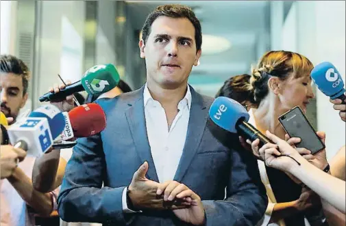  ?? EMILIO NARANJO / EFE ?? El líder de Ciudadanos, Albert Rivera, rechaza un pleno al considerar que sólo serviría para que Rajoy diera “un mitin”