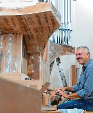  ?? Foto: Jakob Stadler ?? Er kann schon einmal zur Probe spielen: Organist Michael Finck freut sich sehr, bald wieder die große Orgel des Lauinger Martinsmün­sters zur Verfügung zu haben. Die Sanierung des seltenen Stücks läuft seit Mai. Am 11. November wird das Instrument eingeweiht.