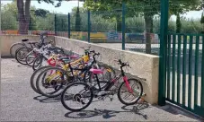  ?? ?? Beaucoup sont venus à l’école à vélo, un moyen de transport qui allie écologie et activité physique