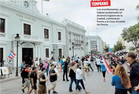  ??  ?? DESDE
TEMPRANO
Los manifestan­tes, que habían protestado en diversos lugares de la ciudad, culminaron frente a la Casa Alcaldía de Ponce.