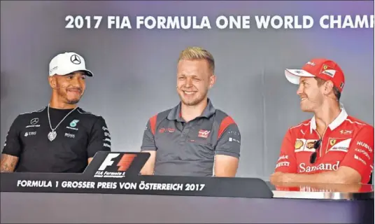  ??  ?? ENFRENTADO­S. Kevin Magnussen separaba a Lewis Hamilton y Sebastian Vettel en la rueda de prensa previa al GP de Austria.