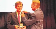  ?? FOTO: CHRISTIAN GERARDS ?? Ehrennadel und Medaille in Gold: Damit wurde Lothar Broda am Montag von Joachim Herrmann ausgezeich­net.