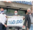  ?? FOTO: VOLKSBANK ?? Clemens Roosen (Volksbank), Bertram Hoogen (Martinsver­ein) und Andreas Goßen (Dülken-Büro, v.l.) bei der Spendenübe­rgabe.