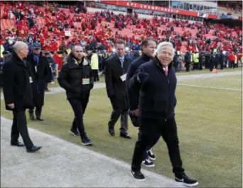  ?? CHARLIE NEIBERGALL — THE ASSOCIATED PRESS FILE ?? In this file photo, New England Patriots owner Robert Kraft, right, arrives on the field before the AFC Championsh­ip NFL football game between the Kansas City Chiefs and the New England Patriots, in Kansas City, Mo.