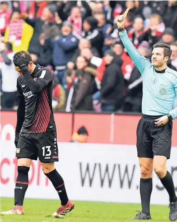  ?? FOTO: IMAGO ?? Schiedsric­hter Harm Osmers (r.) zeigt Bayer-Stürmer Lucas Alario nach dessen Tätlichkei­t die Rote Karte.