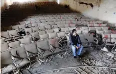  ??  ?? عراقي يتفقد مسرح أبو نواس الذي دمر خلال حرب عام 2003 وسط بغداد (أ ف ب)