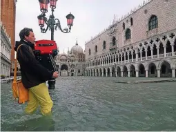  ?? IMAGO ?? Venedig kämpft heute schon mit Hochwasser, doch es soll noch ...