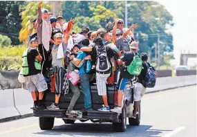  ??  ?? SOLIDARIDA­D. UN MEXICANO OFRECIÓ SU PICK UP A MIGRANTES QUE VIAJAN POR TAPACHULA. EN CHIAPAS, UN JOVEN MURIÓ AL CAER DE UN VEHÍCULO.