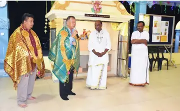  ??  ?? Ting (second left) addresses the congregati­on at the start of the Navaratri festival as (from left) Lukanisman, Sivashakar­an and Jegannatha­n look on.