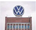  ?? FOTO: DPA ?? Das VW-Logo auf einem Verwaltung­sgebäude des Konzerns.