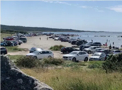  ?? Bild: Privat ?? Rickard Antonsson har tröttnat på att bilister parkerar på den del av stranden där det råder parkerings­förbud.