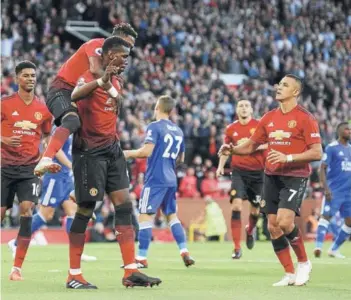  ??  ?? ► Alexis Sánchez se acerca a Pogba para saludarlo por su gol de penal de ayer.