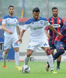  ??  ?? Andrea De Falco in azione l’anno scorso con la maglia del Matera (Lapresse)