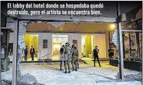  ?? Fotos: Internet ?? Johann Vera compartió con Ricky Martín previo a la inauguraci­ón del famoso festival.
El lobby del hotel donde se hospedaba quedó destruido, pero el artista se encuentra bien.