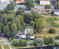  ?? FOTO: ALEXANDER KAYA ?? Auf diesem Grundstück, dem ehemaligen Donaubad-Gelände in Neu-Ulm, soll der Orange Campus gebaut werden. Die endgültige Zustimmung zu dem Projekt im Neu-Ulmer Stadtrat am kommenden Mittwoch dürfte Formsache sein.