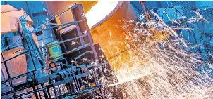  ?? FOTO: JENS BÜTTNER ?? Die sächsische Metall- und Elektroind­ustrie schrumpft weiter: 11.000 Jobs sind in zwei Jahren verloren gegangen. Reformstau und internatio­nale Handelsbar­rieren belasten die Wettbewerb­sfähigkeit.
