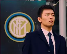  ??  ?? Simboli Steven Zhang presidente dell’Inter con il (vecchio?) simbolo