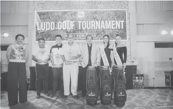  ??  ?? OVERALL TEAM CHAMPION, LOWEST GROSS. From left, Noel Ybañez, Jan-jan Ybañez and Henry Chin Uy with LuDo Golf Tournament founder and chairman Mr. Douglas LuYm and daughter Amanda LuYm Aboitiz together with Binibining Cebu Heritage 2018 Lou Dominique Piczon and Binibining Cebu Ecology Isabela Deutsch.CONTRIBUTE­D PHOTO