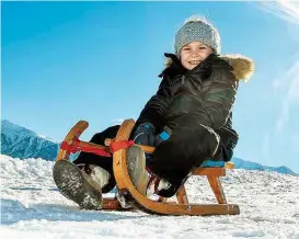  ??  ?? Der Neuschnee ist perfekt zum Rodeln: In Kärnten ließ es Frau Holle kräftig rieseln. Auch in Ostösterre­ich bleibt es kalt, es schneit vereinzelt, aber die weiße Pracht bleibt wohl nicht liegen. Am ersten Tag der Energiefer­ien kam es auf den...