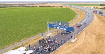  ??  ?? Ein Foto aus der Vogelpersp­ektive: Das neue Teilstück der Autobahn 44 wurde am Mittwoch freigegebe­n.