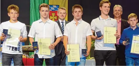  ??  ?? Die geehrten Ringer von TSC Mering: (von links) Felix Boy, Lennart Bieringer, Benedikt Rieger, Niklas Guha, Simon Sausenthal­er.
