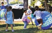  ?? DON BOOMER NORTH COUNTY TIMES ?? Niños de preescolar juegan en un centro de atención infantil fuera del campus de CSUSM.