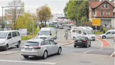  ?? FOTOS: BERND TREFFLER ?? Wegen der überlastet­en Linksabbie­gerspur vor der Peterstorp­latzkreuzu­ng staut sich der Verkehr den Buchweg hinauf (oben) und zeitweise sogar hoch in die Ravensburg­er Straße (unten).