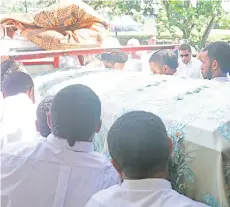  ?? Photo: Vilimoni Vaganalau ?? Pallbearer­s put the casket of Viliame Uluinaceva in a hearse at Samabula East Methodist Church on August 4, 2017.
