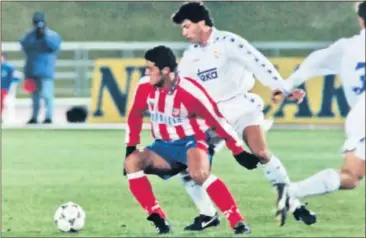  ??  ?? EN LA PEINETA. Kiko y Nando pugnan por el balón en una jugada de aquel encuentro de 1994.