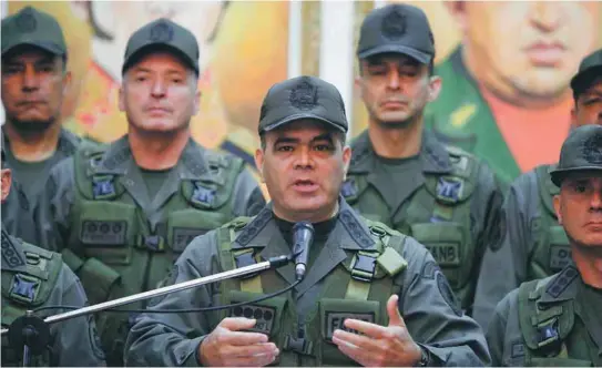  ?? / Afp ?? El ministro de Defensa de Venezuela, Vladimir Padrino, denunció el secuestro de ocho militares por parte de las disidencia­s de las Farc en Apure