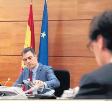  ?? MONCLOA ?? El jefe del Ejecutivo, Pedro Sánchez, se sirve agua ayer junto al ministro de Sanidad, Salvador Illa, en La Moncloa.